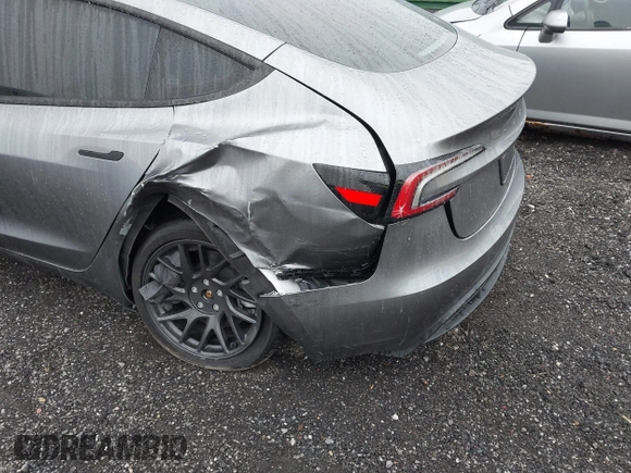 2025 Tesla Model 3 Long Range z VIN 5YJ3E1EA0SF906935, wystawiony jako IAAI lot #41915554 z przebiegiem 1 715 mil mil oraz . Historia ofert i sprzedaży dostępna na DreamBid. Obrazek 6.