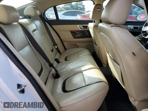 2015 Jaguar XF Portfolio z VIN SAJWJ0FF1F8U55504, wystawiony jako Copart lot #85742414 z przebiegiem Nie podano mil oraz Czysty tytuł • Clean title. Historia ofert i sprzedaży dostępna na DreamBid. Obrazek 10.