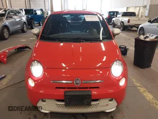 2018 FIAT 500e z VIN 3C3CFFGE4JT377259, wystawiony jako IAAI lot #41940039 z przebiegiem 61 053 mil mil oraz . Historia ofert i sprzedaży dostępna na DreamBid. Obrazek 13.