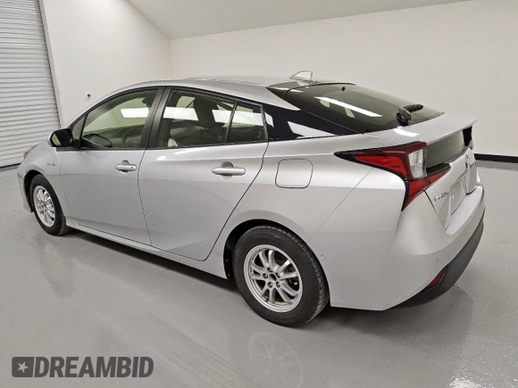 2021 Toyota Prius L Eco z VIN JTDKAMFU0M3140335, wystawiony jako Copart lot #61955845 z przebiegiem 96 071 mil mil oraz Czysty tytuł • Clean title. Historia ofert i sprzedaży dostępna na DreamBid. Obrazek 2.