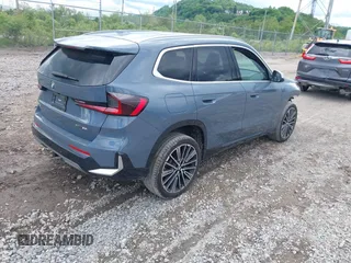 2023 BMW X1 xDrive28i z VIN WBX73EF06P5W75006, wystawiony jako IAAI lot #42235317 z przebiegiem 22 890 mil mil oraz . Historia ofert i sprzedaży dostępna na DreamBid. Obrazek 4.