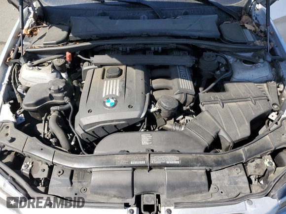 2011 BMW 3 Series 328i z VIN WBAPH5C54BA447971, wystawiony jako Copart lot #55899855 z przebiegiem 140 078 mil mil oraz Czysty tytuł • Clean title. Historia ofert i sprzedaży dostępna na DreamBid. Obrazek 11.