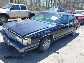 1988 Cadillac Fleetwood z VIN 1G6CB5153J4265796, wystawiony jako IAAI lot #42129869 z przebiegiem 63 756 mil mil oraz . Historia ofert i sprzedaży dostępna na DreamBid. Obrazek 2.