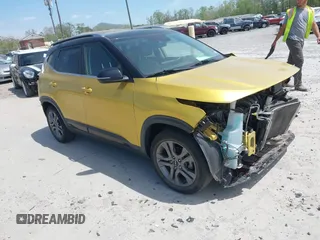 2022 Kia Seltos S z VIN KNDEU2AA9N7246153, wystawiony jako IAAI lot #42079914 z przebiegiem 45 912 mil mil oraz . Historia ofert i sprzedaży dostępna na DreamBid. Obrazek 1.