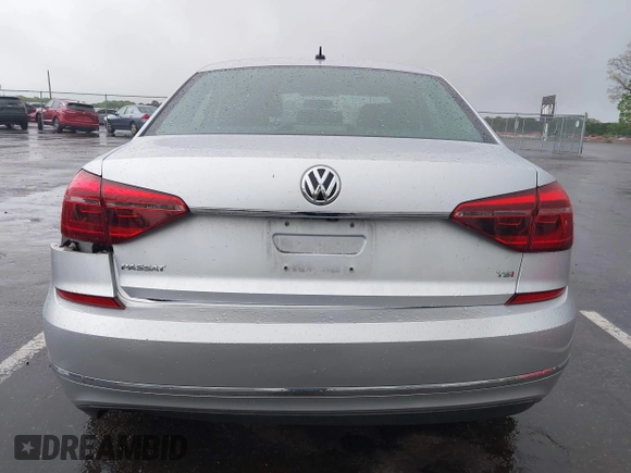 2017 Volkswagen Passat S z VIN 1VWAT7A38HC064419, wystawiony jako IAAI lot #42156027 z przebiegiem 81 062 mil mil oraz . Historia ofert i sprzedaży dostępna na DreamBid. Obrazek 16.