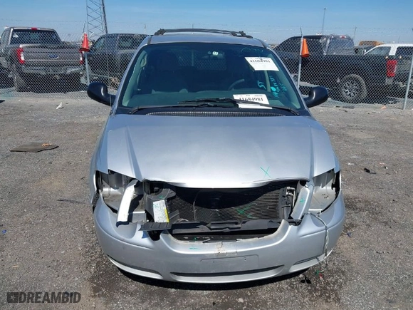 2005 Chrysler Town & Country LX with VIN 2C4GP44R55R228020, listed as a IAAI auction lot 41684981 with 146,255 mi miles. Bid and sale history available at carsss.com. Image 12.