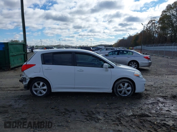 2011 Nissan Versa S с VIN 3N1BC1CP8BL377408, выставлен на аукционе IAAI как лот 41080991 с пробегом 121 541 миль миль и . История ставок и продаж доступна на DreamBid. Изображение 13.