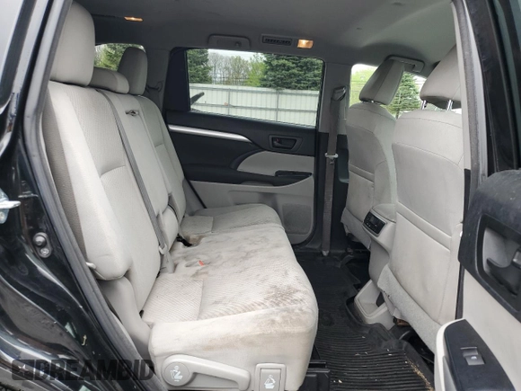 2018 Toyota Highlander LE z VIN 5TDBZRFH3JS817557, wystawiony jako Copart lot #56109035 z przebiegiem 132 053 mil mil oraz Szkoda całkowita • Salvage title. Historia ofert i sprzedaży dostępna na DreamBid. Obrazek 11.