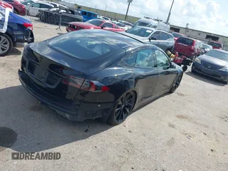 2017 Tesla Model S 100D z VIN 5YJSA1E45HF198921, wystawiony jako IAAI lot #42378026 z przebiegiem 104 967 mil mil oraz . Historia ofert i sprzedaży dostępna na DreamBid. Obrazek 4.