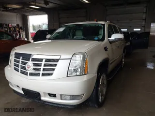 2007 Cadillac Escalade with VIN 1GYFK63827R341831, listed as a IAAI auction lot 41813021 with 175,112 mi miles. Bid and sale history available at carsss.com. Image 2.
