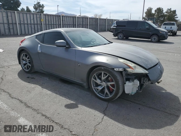 2014 Nissan 370Z z VIN JN1AZ4EH0EM630751, wystawiony jako Copart lot #51489825 z przebiegiem 125 107 mil mil oraz Czysty tytuł • Clean title. Historia ofert i sprzedaży dostępna na DreamBid. Obrazek 4.