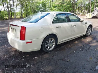 2008 Cadillac STS RWD z VIN 1G6DZ67A980209793, wystawiony jako IAAI lot #42399289 z przebiegiem 175 341 mil mil oraz . Historia ofert i sprzedaży dostępna na DreamBid. Obrazek 4.