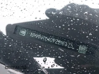 2023 GMC Acadia SLE z VIN 1GKKNRL40PZ216373, wystawiony jako IAAI lot #41977638 z przebiegiem 16 470 mil mil oraz . Historia ofert i sprzedaży dostępna na DreamBid. Obrazek 9.