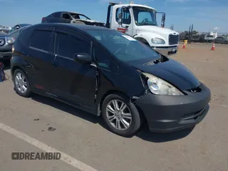 2009 Honda Fit Sport z VIN JHMGE88459S002574, wystawiony jako IAAI lot #42389677 z przebiegiem 242 569 mil mil oraz . Historia ofert i sprzedaży dostępna na DreamBid. Obrazek 1.