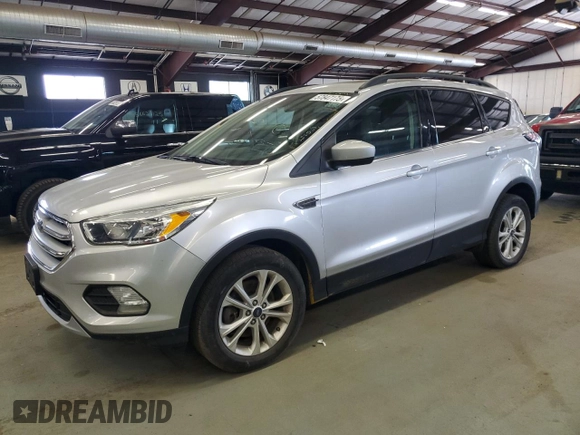 2018 Ford Escape SE z VIN 1FMCU9GD9JUA77812, wystawiony jako Copart lot #57847175 z przebiegiem 106 898 mil mil oraz Czysty tytuł • Clean title. Historia ofert i sprzedaży dostępna na DreamBid. Obrazek 1.