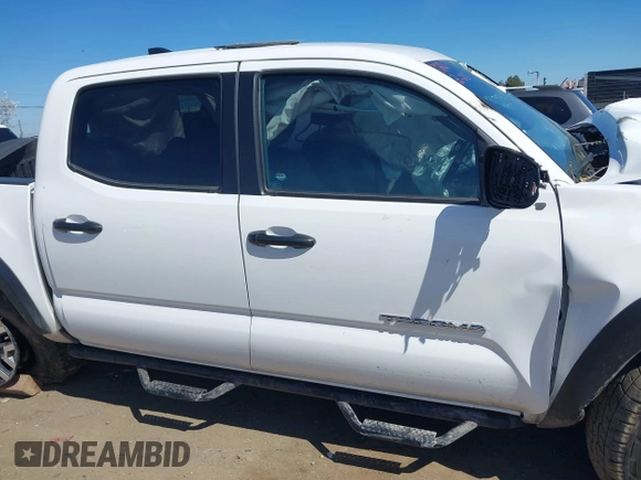 2022 Toyota Tacoma SR z VIN 3TMCZ5AN0NM499428, wystawiony jako IAAI lot #41874787 z przebiegiem Nie podano mil oraz . Historia ofert i sprzedaży dostępna na DreamBid. Obrazek 14.