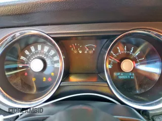 2012 Ford Mustang Premium z VIN 1ZVBP8AM7C5285563, wystawiony jako Copart lot #60732815 z przebiegiem 134 923 mil mil oraz Szkoda całkowita • Salvage title. Historia ofert i sprzedaży dostępna na DreamBid. Obrazek 9.