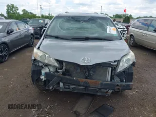 2011 Toyota Sienna XLE AAS z VIN 5TDYK3DC7BS067407, wystawiony jako IAAI lot #42312520 z przebiegiem 175 945 mil mil oraz . Historia ofert i sprzedaży dostępna na DreamBid. Obrazek 12.