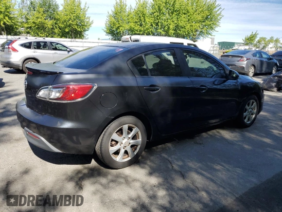 2011 Mazda 3 i Touring z VIN JM1BL1VG9B1359310, wystawiony jako Copart lot #58914225 z przebiegiem 144 919 mil mil oraz Czysty tytuł • Clean title. Historia ofert i sprzedaży dostępna na DreamBid. Obrazek 3.