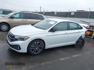2024 Volkswagen Jetta Sport z VIN 3VWBM7BU9RM070948, wystawiony jako IAAI lot #41897872 z przebiegiem 7 521 mil mil oraz . Historia ofert i sprzedaży dostępna na DreamBid. Obrazek 14.