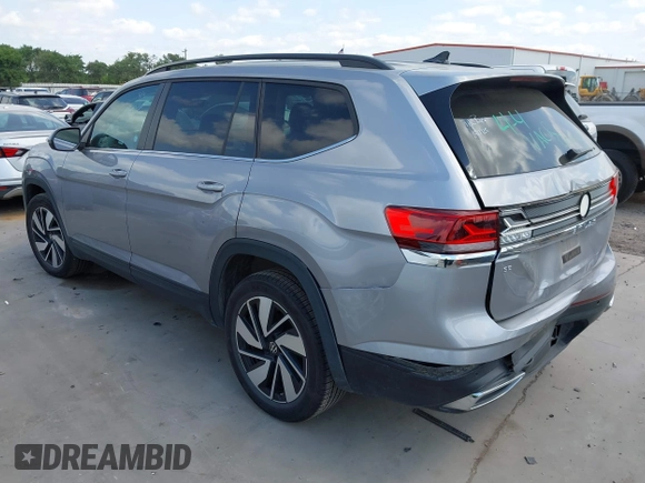 2024 Volkswagen Atlas SE z VIN 1V2WR2CA3RC567572, wystawiony jako IAAI lot #42042562 z przebiegiem 28 684 mil mil oraz . Historia ofert i sprzedaży dostępna na DreamBid. Obrazek 3.