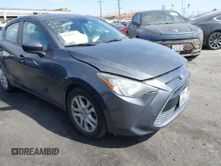 2016 Scion iA z VIN 3MYDLBZV9GY100179, wystawiony jako IAAI lot #41685873 z przebiegiem 109 616 mil mil oraz . Historia ofert i sprzedaży dostępna na DreamBid. Obrazek 1.