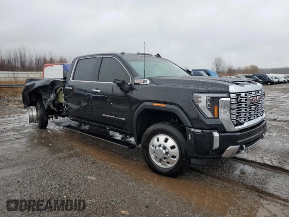 2024 GMC Sierra 3500HD Denali z VIN 1GT49WEYXRF123632, wystawiony jako Copart lot #82759314 z przebiegiem 55 078 mil mil oraz Szkoda całkowita • Salvage title. Historia ofert i sprzedaży dostępna na DreamBid. Obrazek 4.