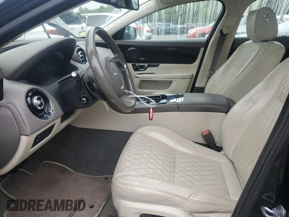 2017 Jaguar XJ Portfolio z VIN SAJWJ2GD3H8W10775, wystawiony jako Copart lot #59276325 z przebiegiem 90 345 mil mil oraz Szkoda całkowita • Salvage title. Historia ofert i sprzedaży dostępna na DreamBid. Obrazek 7.