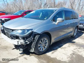 2018 Chrysler Pacifica Touring L with VIN 2C4RC1BG7JR119069, listed as a IAAI auction lot 41625349 with 132,862 mi miles. Bid and sale history available at carsss.com. Image 19.