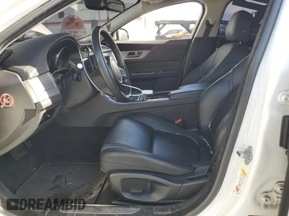 2016 Jaguar XF 35t Premium z VIN SAJBD4BV5GCY10327, wystawiony jako Copart lot #45133085 z przebiegiem 74 860 mil mil oraz Szkoda całkowita • Salvage title. Historia ofert i sprzedaży dostępna na DreamBid. Obrazek 7.