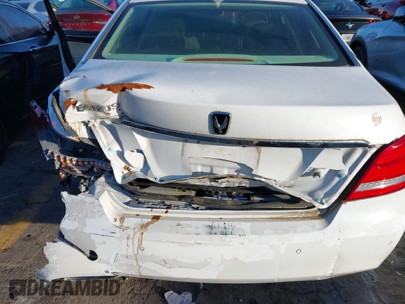 2014 Hyundai Equus Signature with VIN KMHGH4JH2EU083333, listed as a IAAI auction lot 41456178 with 111,929 mi miles and . Bid and sale history available at DreamBid. Image 5.