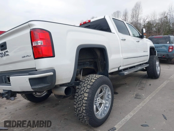 2018 GMC Sierra 2500HD Denali z VIN 1GT12UEY3JF229968, wystawiony jako IAAI lot #41679262 z przebiegiem 126 946 mil mil oraz . Historia ofert i sprzedaży dostępna na DreamBid. Obrazek 4.