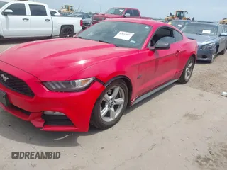 2015 Ford Mustang V6 z VIN 1FA6P8AM4F5375560, wystawiony jako IAAI lot #42033079 z przebiegiem 134 023 mil mil oraz . Historia ofert i sprzedaży dostępna na DreamBid. Obrazek 2.