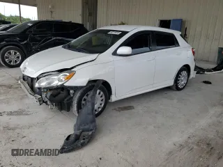 2010 Toyota Matrix z VIN 2T1KU4EE9AC251809, wystawiony jako Copart lot #60015895 z przebiegiem 58 716 mil mil oraz Szkoda całkowita • Salvage title. Historia ofert i sprzedaży dostępna na DreamBid. Obrazek 1.