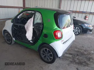 2017 Smart fortwo Pure z VIN WMEFJ9BA8HK231165, wystawiony jako IAAI lot #42238753 z przebiegiem 31 242 mil mil oraz . Historia ofert i sprzedaży dostępna na DreamBid. Obrazek 3.