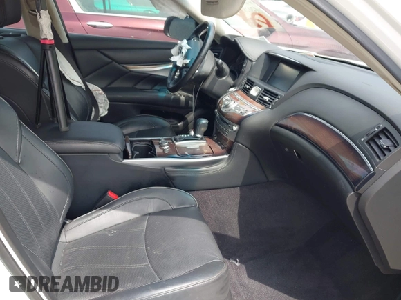 2018 Infiniti Q70 Luxe z VIN JN1BY1PP7JM330399, wystawiony jako IAAI lot #42028103 z przebiegiem 95 527 mil mil oraz . Historia ofert i sprzedaży dostępna na DreamBid. Obrazek 5.