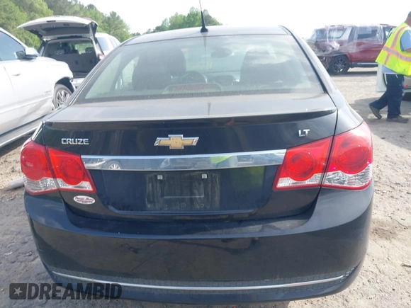 2014 Chevrolet Cruze 2LT z VIN 1G1PE5SB2E7320522, wystawiony jako IAAI lot #42073346 z przebiegiem 116 427 mil mil oraz . Historia ofert i sprzedaży dostępna na DreamBid. Obrazek 16.