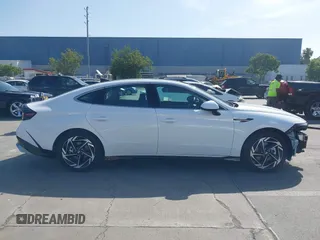 2024 Hyundai Sonata SEL z VIN KMHL14JA6RA426688, wystawiony jako IAAI lot #42290797 z przebiegiem 430 mil mil oraz . Historia ofert i sprzedaży dostępna na DreamBid. Obrazek 14.
