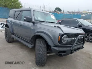 2023 Ford Bronco z VIN 1FMEE5DP6PLB44068, wystawiony jako IAAI lot #42034403 z przebiegiem 5 858 mil mil oraz . Historia ofert i sprzedaży dostępna na DreamBid. Obrazek 1.