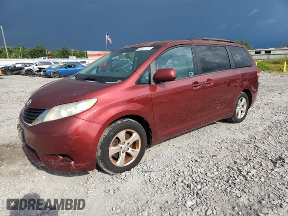 2013 Toyota Sienna LE AAS z VIN 5TDKK3DC6DS362510, wystawiony jako Copart lot #65827725 z przebiegiem 175 045 mil mil oraz Czysty tytuł • Clean title. Historia ofert i sprzedaży dostępna na DreamBid. Obrazek 1.