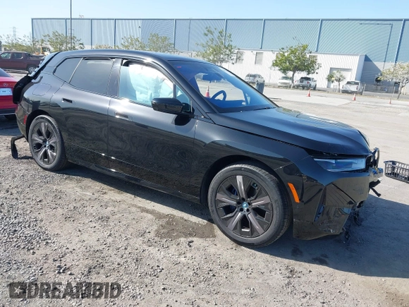2024 BMW iX xDrive50 z VIN WB523CF08RCP18427, wystawiony jako IAAI lot #42001711 z przebiegiem 15 744 mil mil oraz . Historia ofert i sprzedaży dostępna na DreamBid. Obrazek 1.