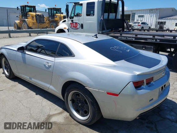 2013 Chevrolet Camaro LS z VIN 2G1FA1E37D9113674, wystawiony jako IAAI lot #42092399 z przebiegiem 138 908 mil mil oraz . Historia ofert i sprzedaży dostępna na DreamBid. Obrazek 3.