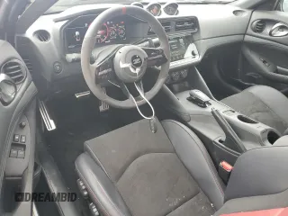 2024 Nissan Z Nismo z VIN JN1BZ4CH7RM362763, wystawiony jako Copart lot #71662764 z przebiegiem 3339 mil mil oraz Szkody całkowita. Historia ofert i sprzedaży dostępna na DreamBid. Obrazek 8.