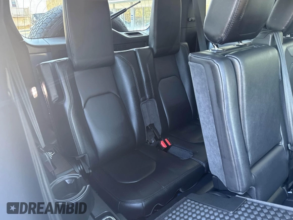 2020 Land Rover Defender SE z VIN SALEPEEU6L2017266, wystawiony jako IAAI lot #42120066 z przebiegiem 117 429 mil mil oraz . Historia ofert i sprzedaży dostępna na DreamBid. Obrazek 6.