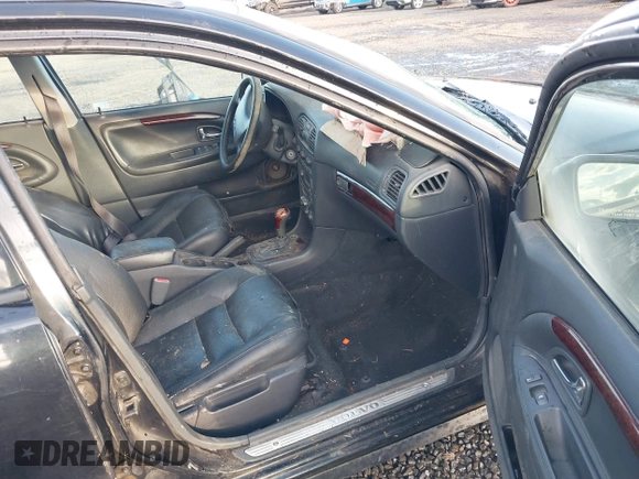 2002 Volvo V40 z VIN YV1VW29512F803232, wystawiony jako IAAI lot #41117493 z przebiegiem 195 964 mil mil oraz . Historia ofert i sprzedaży dostępna na DreamBid. Obrazek 5.