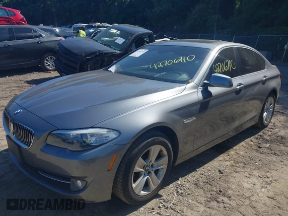 2013 BMW 5 Series 528i xDrive z VIN WBAXH5C51DD106951, wystawiony jako IAAI lot #42706710 z przebiegiem 103 802 mil mil oraz . Historia ofert i sprzedaży dostępna na DreamBid. Obrazek 2.