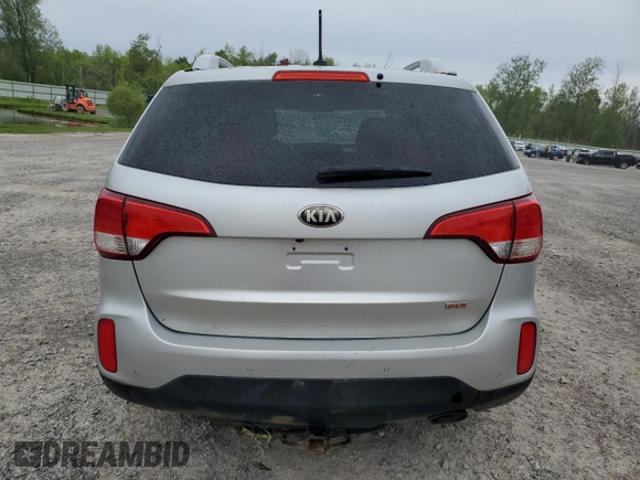 2014 Kia Sorento LX z VIN 5XYKTCA65EG488917, wystawiony jako Copart lot #57613445 z przebiegiem 180 621 mil mil oraz Szkoda całkowita • Salvage title. Historia ofert i sprzedaży dostępna na DreamBid. Obrazek 6.