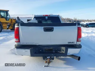 2011 GMC Sierra 2500HD SLT z VIN 1GT121C81BF180823, wystawiony jako IAAI lot #41565516 z przebiegiem 241 220 mil mil oraz . Historia ofert i sprzedaży dostępna na DreamBid. Obrazek 17.