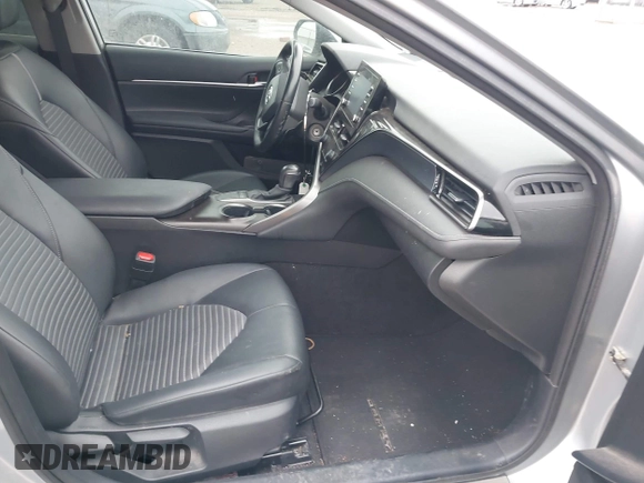 2022 Toyota Camry SE z VIN 4T1G11AK4NU690560, wystawiony jako IAAI lot #42183738 z przebiegiem 53 706 mil mil oraz . Historia ofert i sprzedaży dostępna na DreamBid. Obrazek 5.