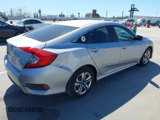 2017 Honda Civic LX z VIN 2HGFC2F5XHH572573, wystawiony jako IAAI lot #41825261 z przebiegiem 83 599 mil mil oraz . Historia ofert i sprzedaży dostępna na DreamBid. Obrazek 4.